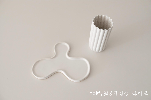 어크로스더테이블 이미지