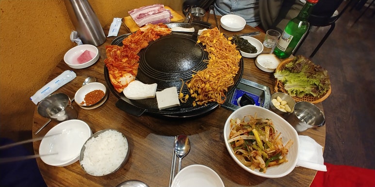 함고집솥뚜껑김치삼겹살 이미지