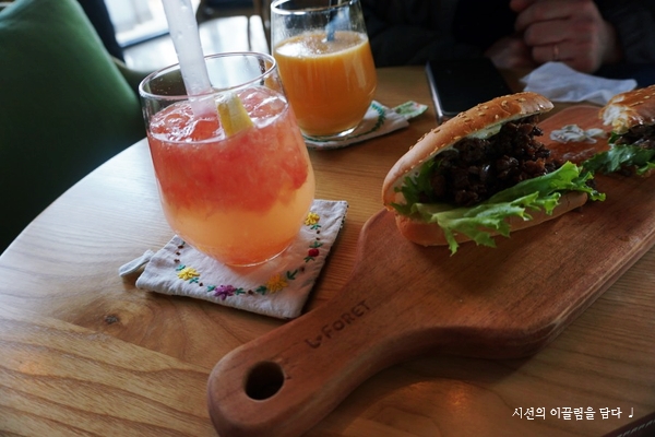 홍테이블 이미지
