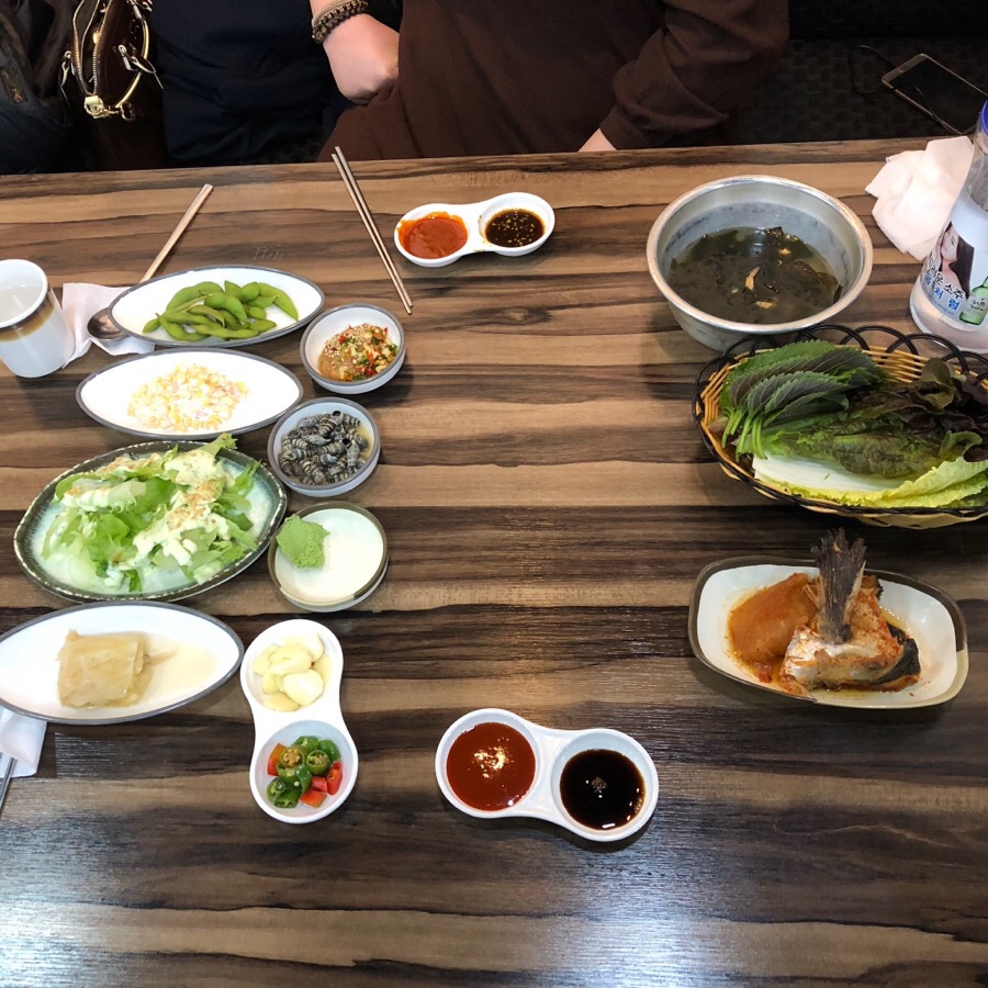 스시 먹는 오징어 이미지