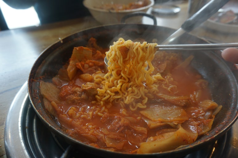 옛날김치돼지찌개 이미지
