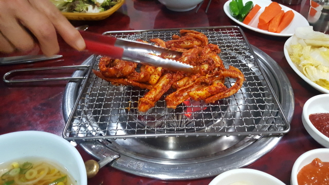 인동촌 숯불 곰장어 닭발 이미지