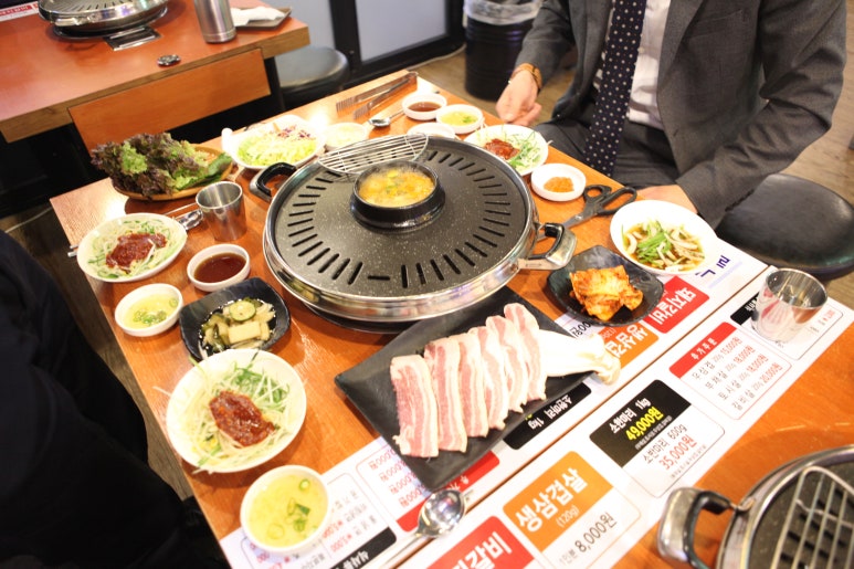 돼지두마리 이미지