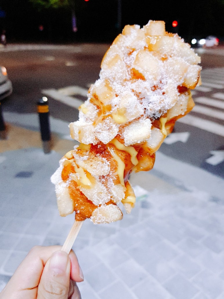 찹쌀꽈배기엔핫도그 이미지
