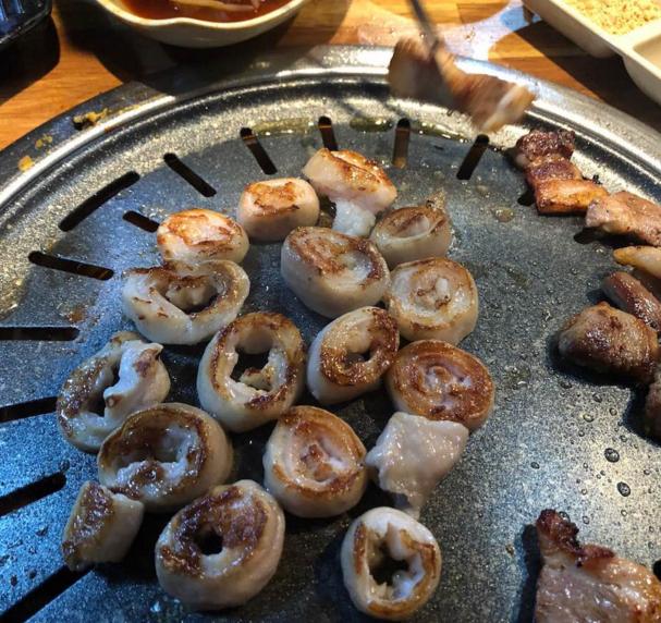 누룽지 굽는 남자 이미지
