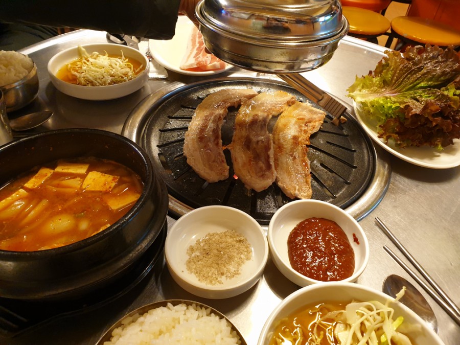 꾸이꾸이돼지마을 이미지