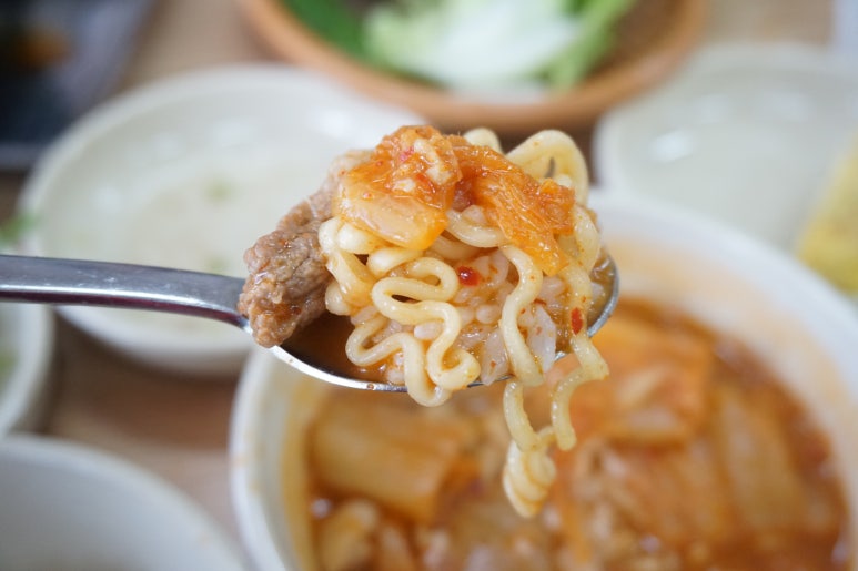 김치찌개뒷고기 이미지