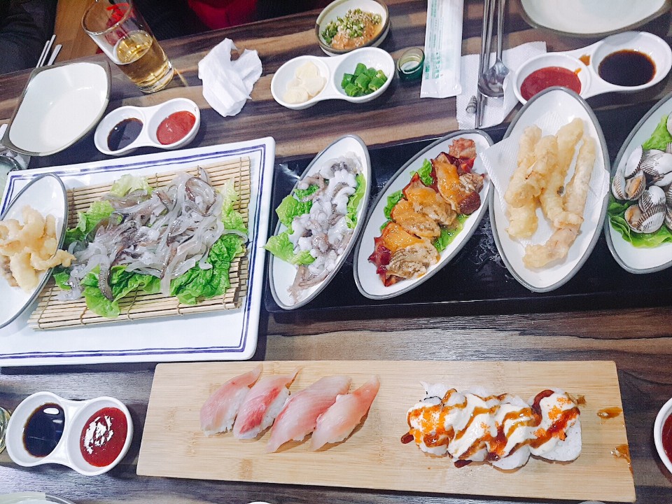 스시 먹는 오징어 이미지