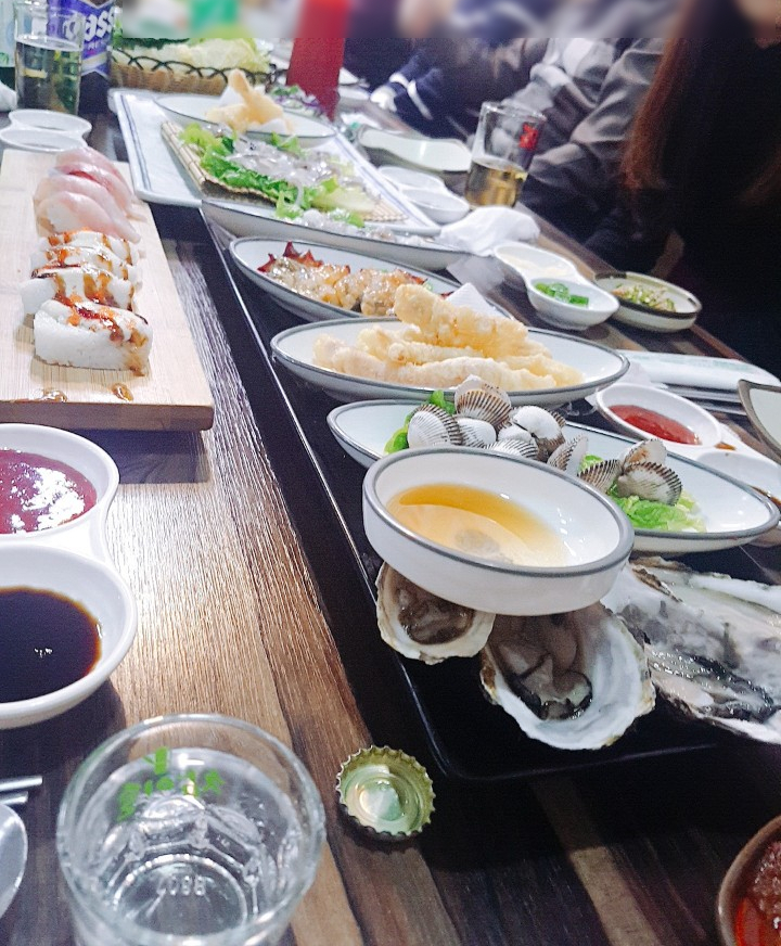 스시 먹는 오징어 이미지