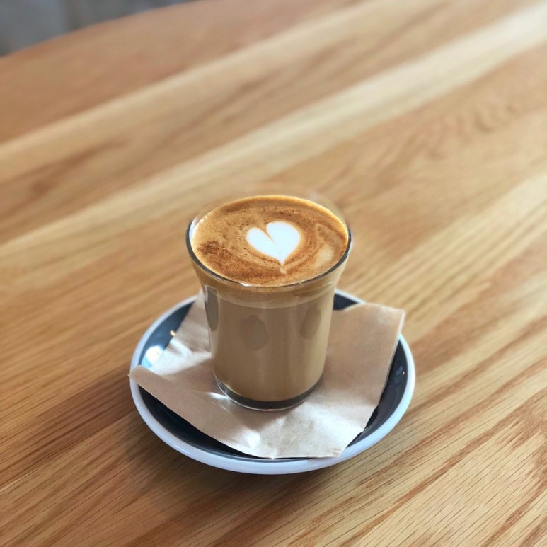 플랫화이트(flat white) 이미지