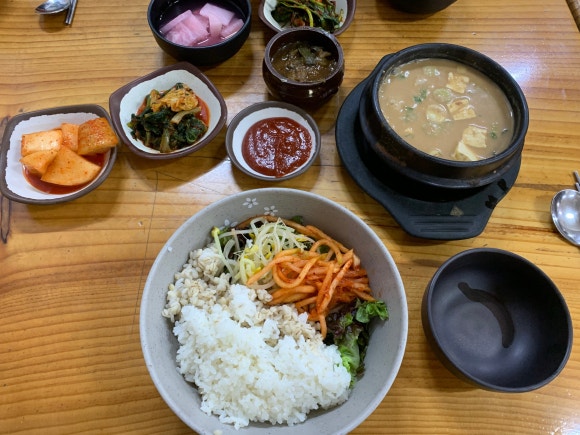 뚝배기보리밥 이미지