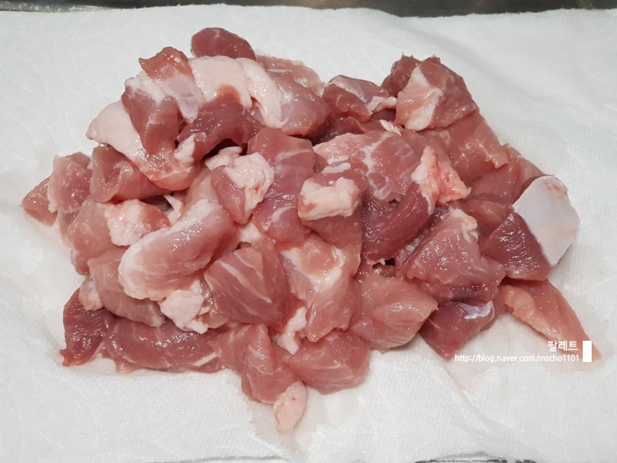 돼지고기듬뿍넣은김치찌개 이미지