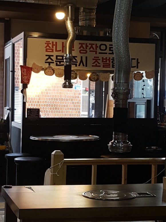장작패는돼지 이미지