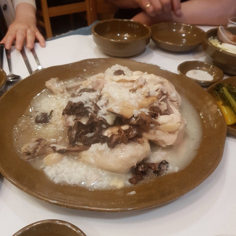 참나무능이버섯백숙 이미지