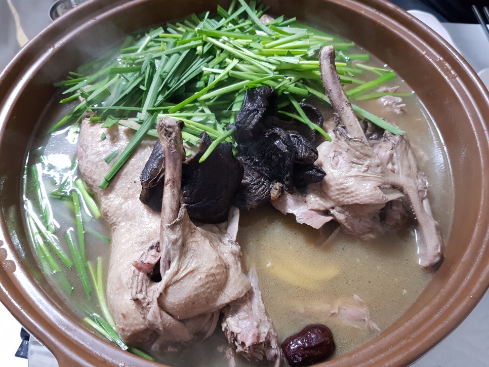 참나무능이버섯백숙 이미지
