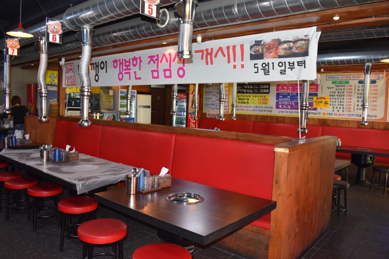 부지깽이참숯구이석쇠위에불타는꽃돼지 이미지