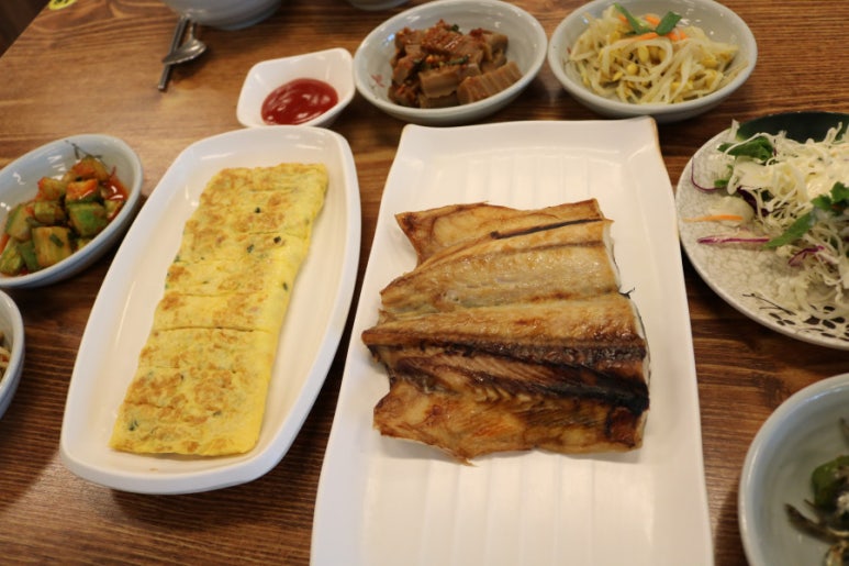 엄마의 김치찌개 밥상 이미지