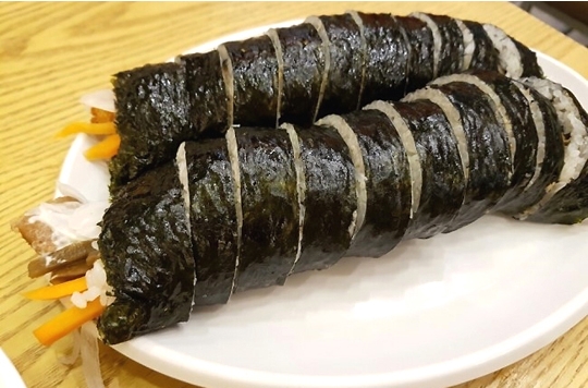 토마토김밥 이미지