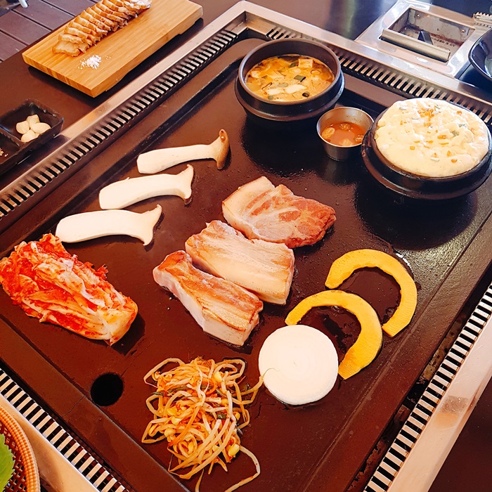 돼지굽는정원 이미지