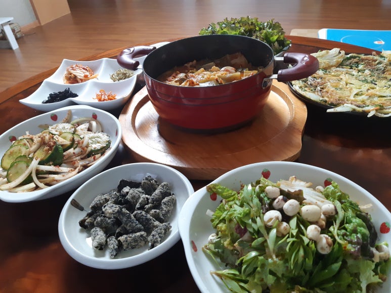 엄마의 김치찌개 밥상 이미지