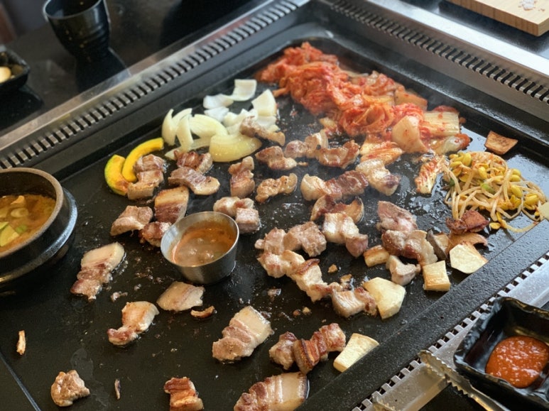 돼지굽는정원 이미지