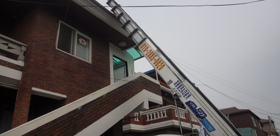 스카이차사다리차간판현수막시트지작업철거제거설치 이미지