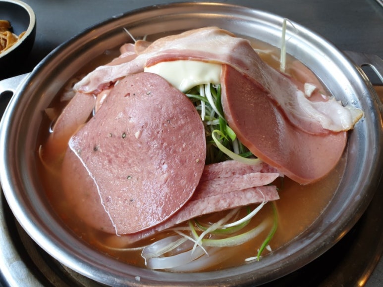 돼지네부대찌개 이미지