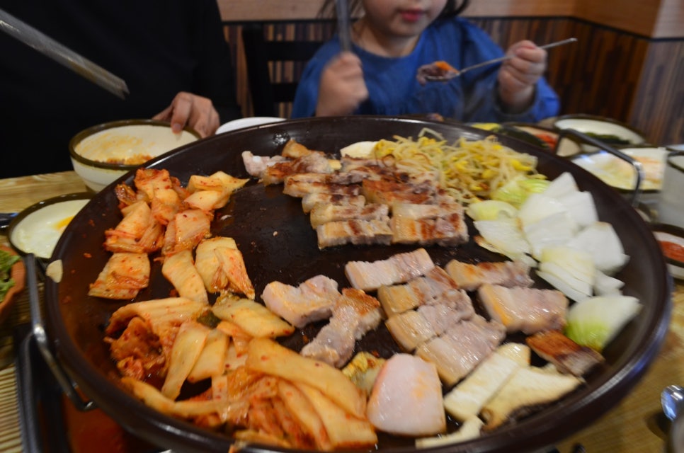 월수금 통돼지 김치찌개 이미지