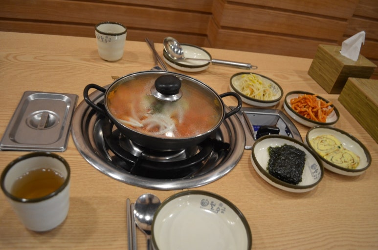 월수금 통돼지 김치찌개 이미지