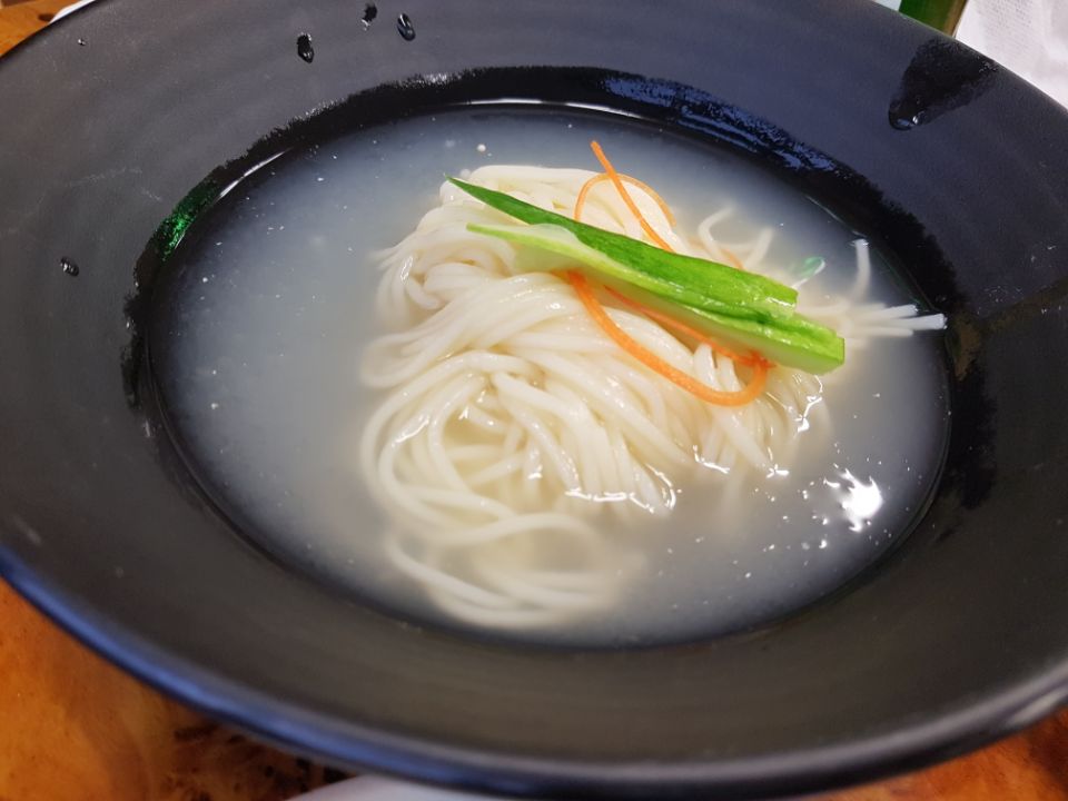 꺼먹돼지 이미지