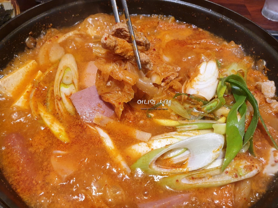 돼지고기듬뿍넣은김치찌개 이미지