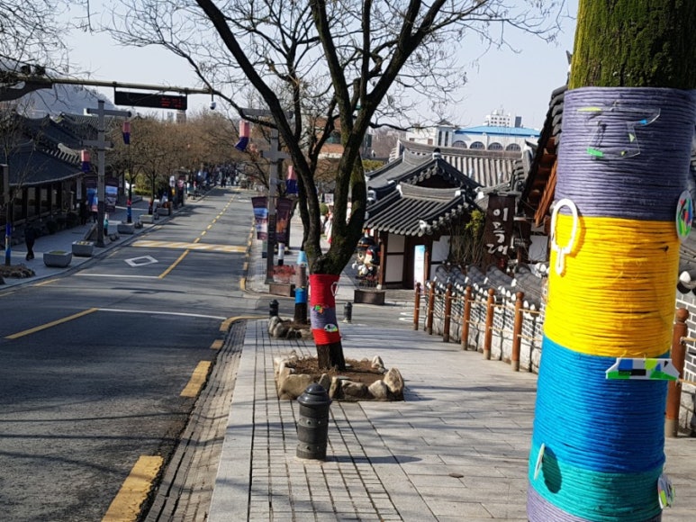 꽃길 걷는 엄마 이미지