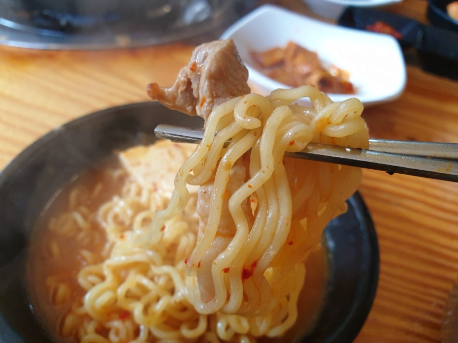 월수금 통돼지 김치찌개 이미지