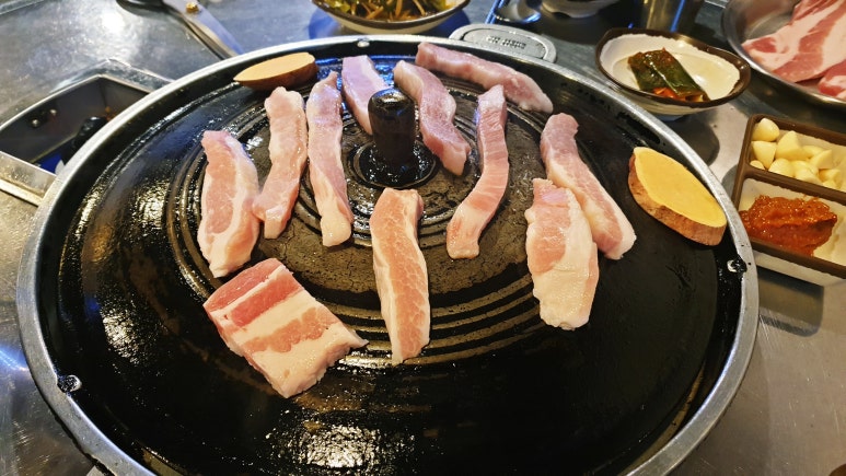 솥뚜껑이면돼지 이미지