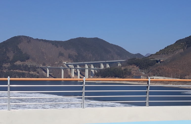 충주호 상류와 고속도로 이미지