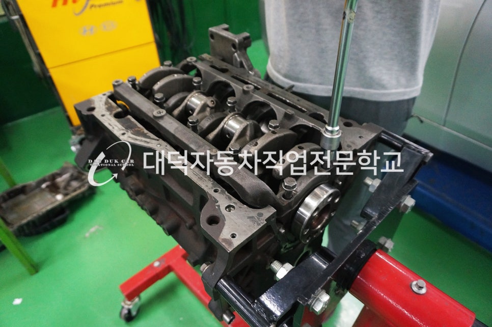 유명자동차정비 이미지