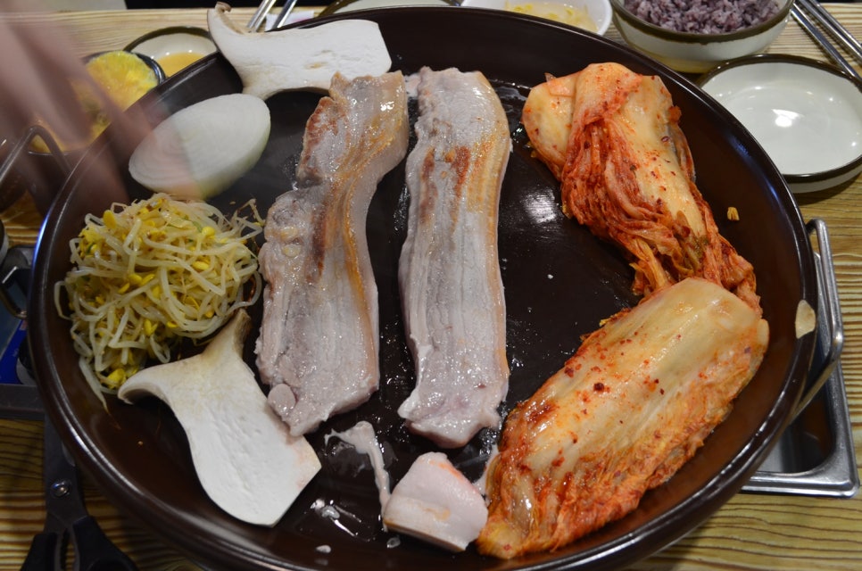 월수금 통돼지 김치찌개 이미지