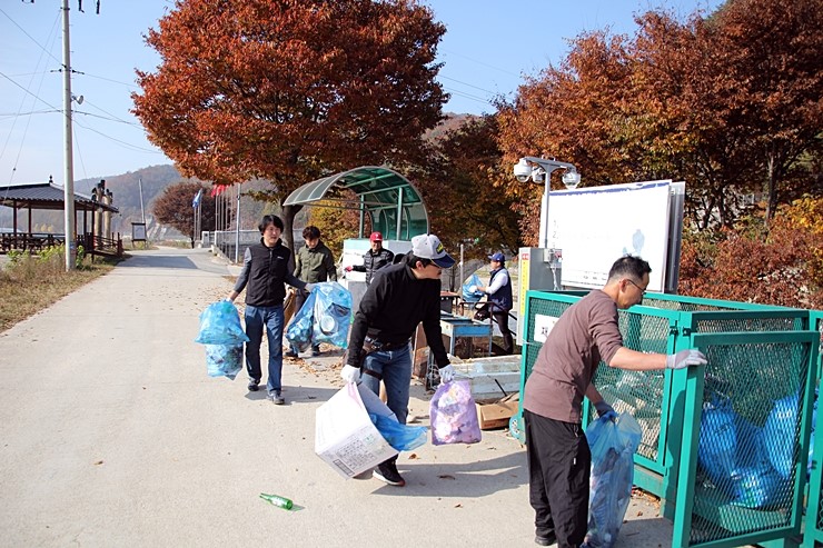 강변 야영장 이미지