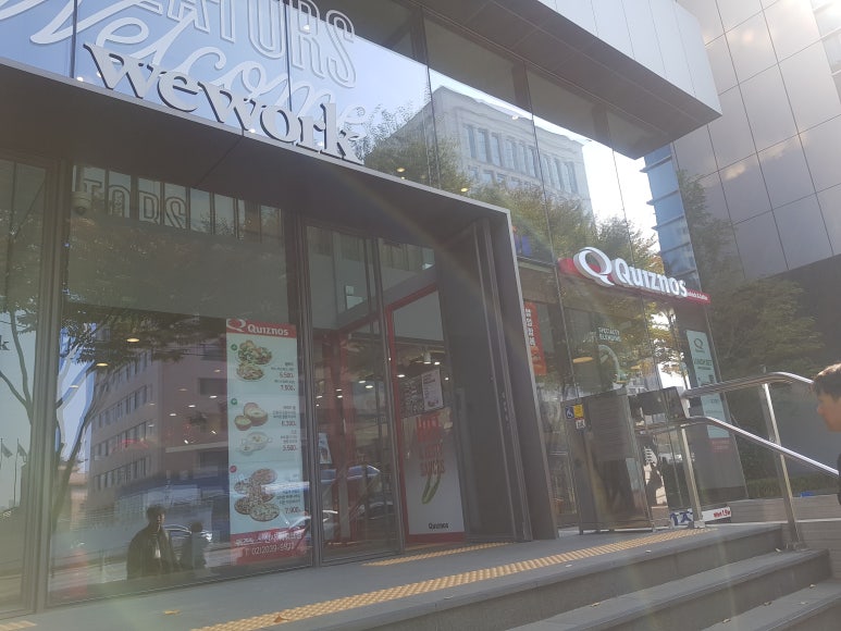 퀴즈노스신사위워크점 이미지