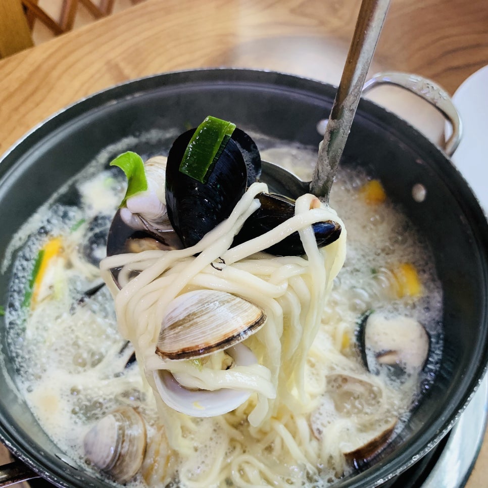 얼큰칼국수 이미지
