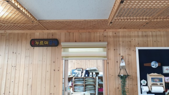 꽃과사는여인 이미지