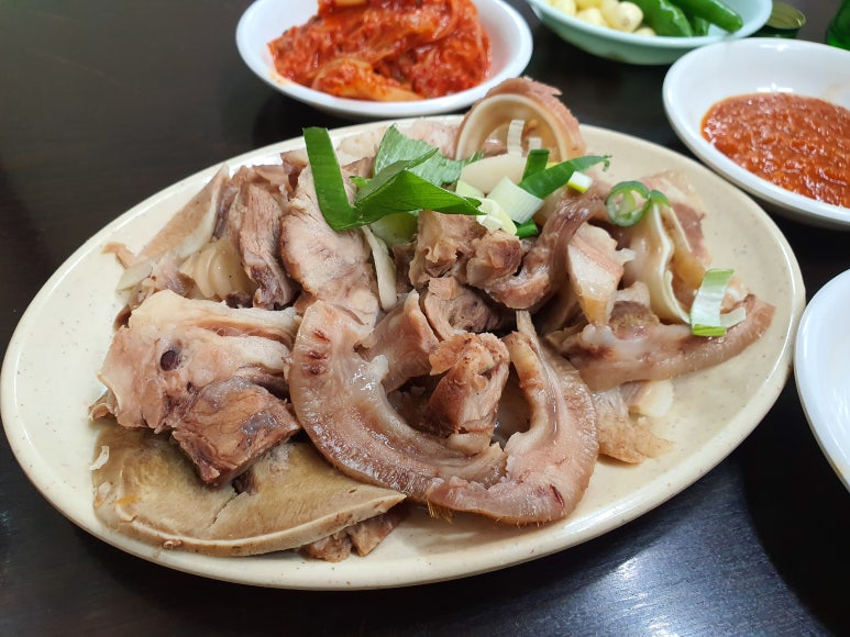 동네수육국밥 이미지