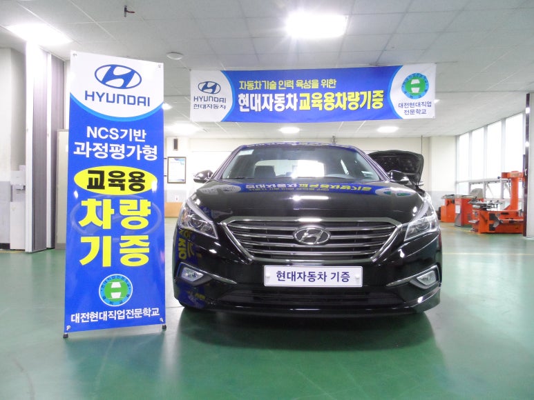 유명자동차정비 이미지
