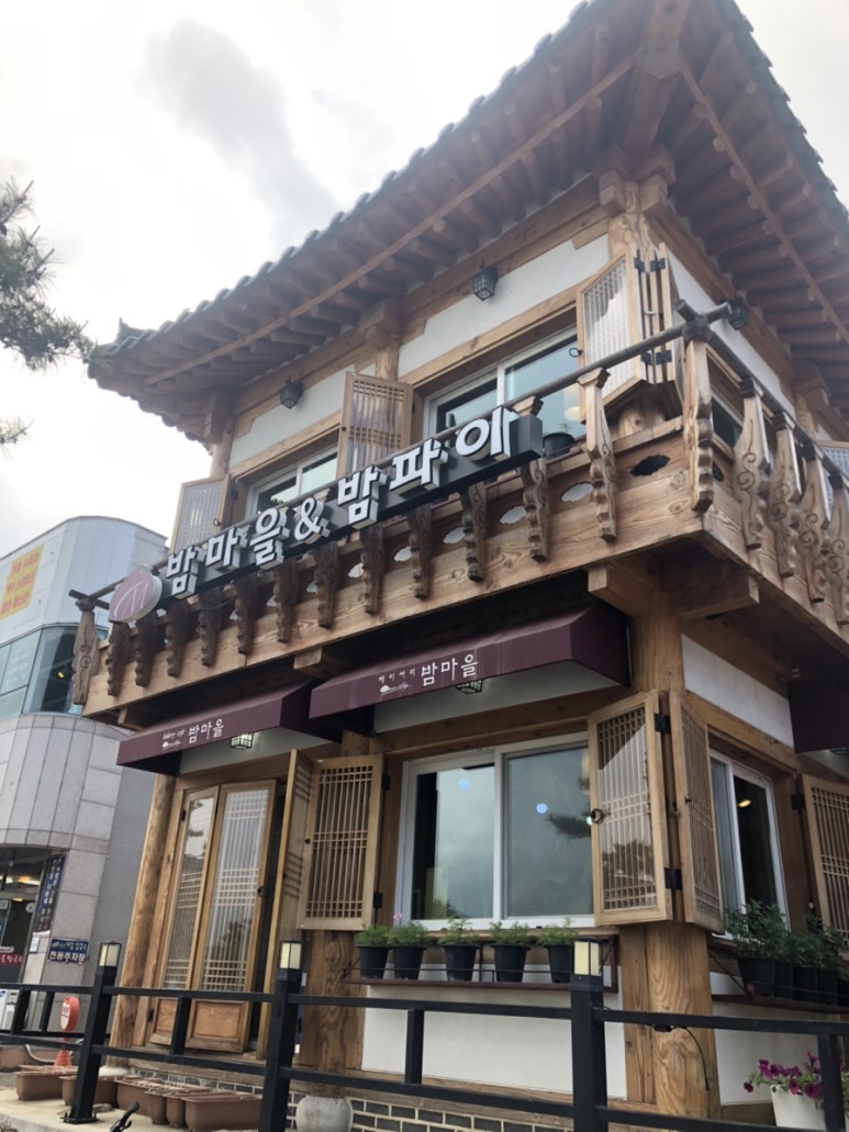 빵내음 풍기는 베이커리 이미지