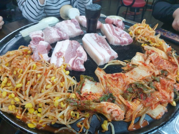 콩나물 솥뚜껑 오겹살 이미지