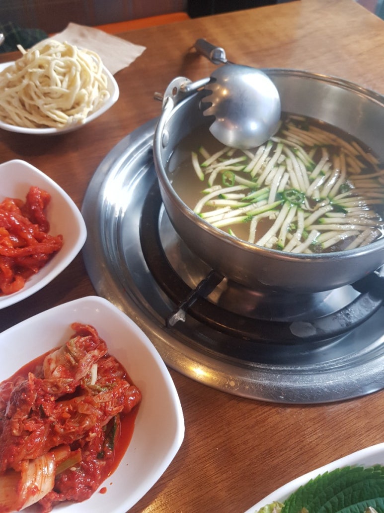 홍대 칼국수와 족발 이미지