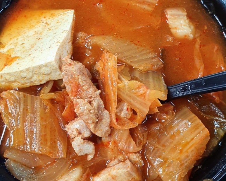푸짐한김치찌개 이미지