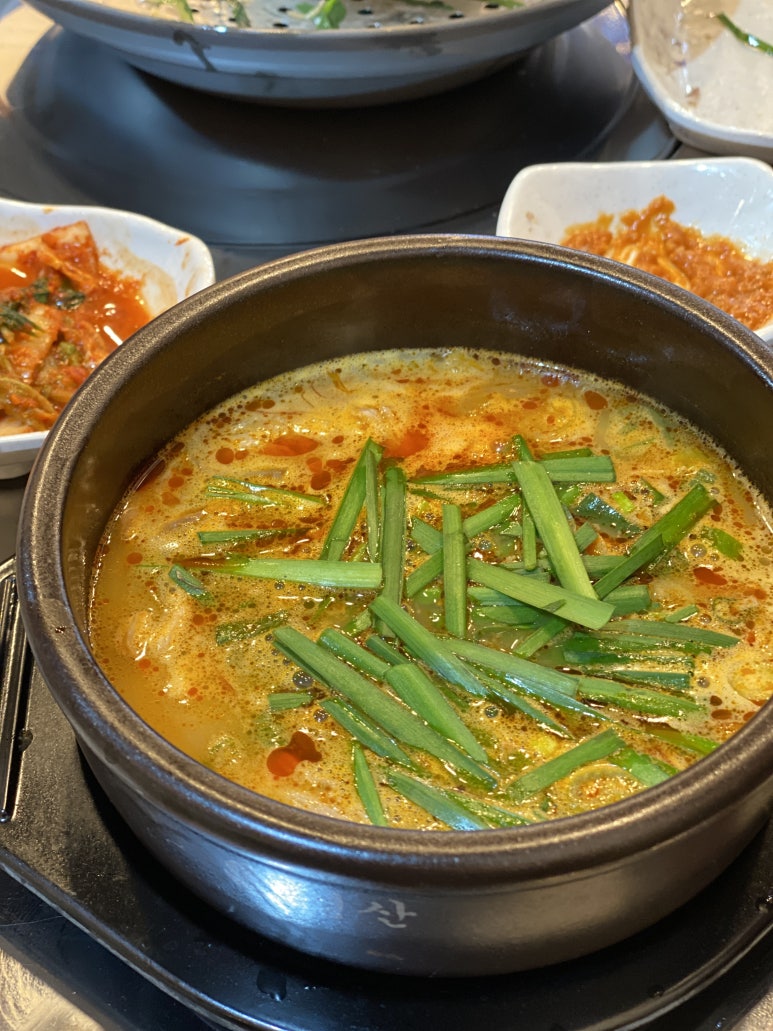 윤가네솥돼지 이미지