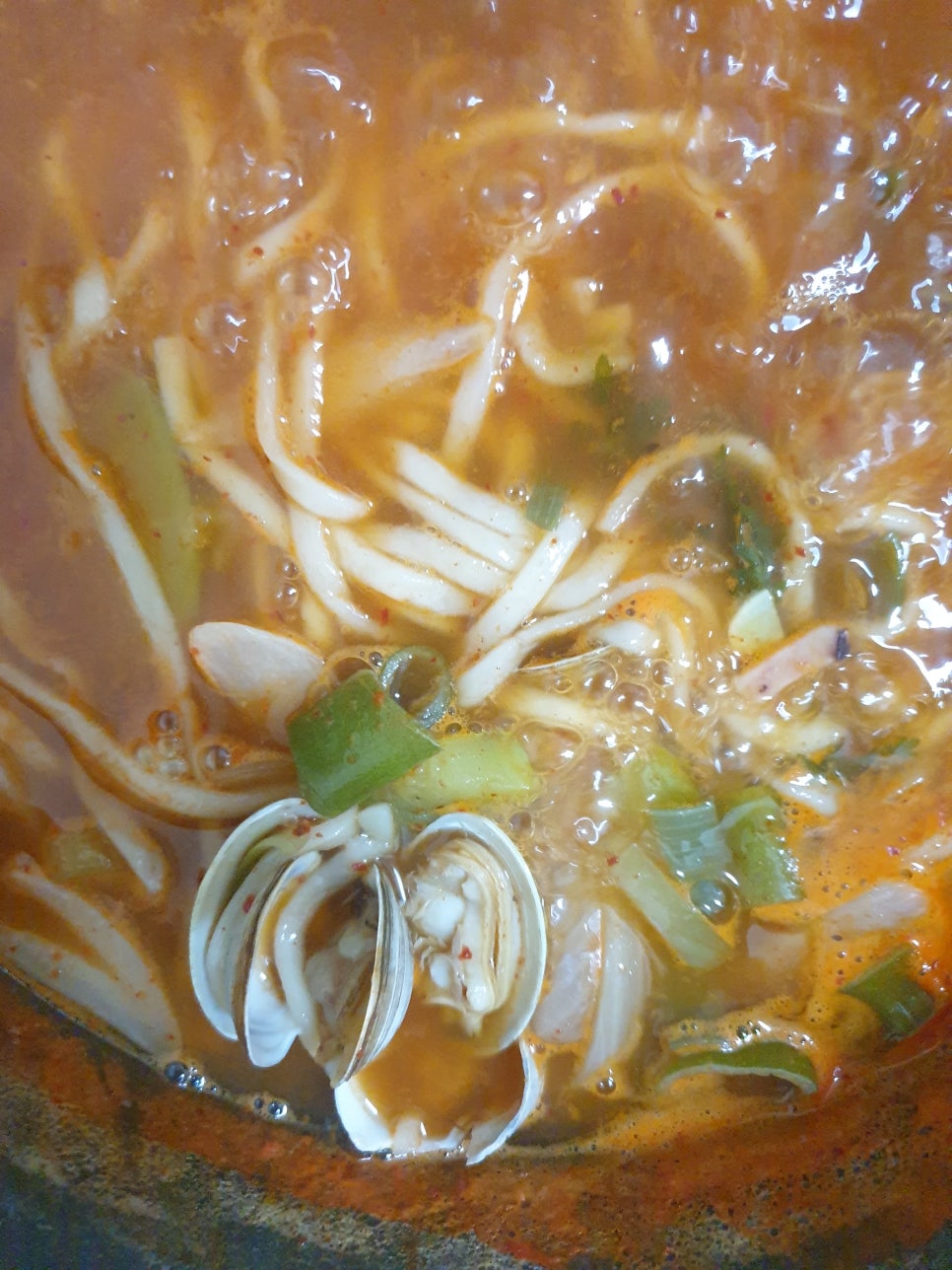 얼큰칼국수 이미지
