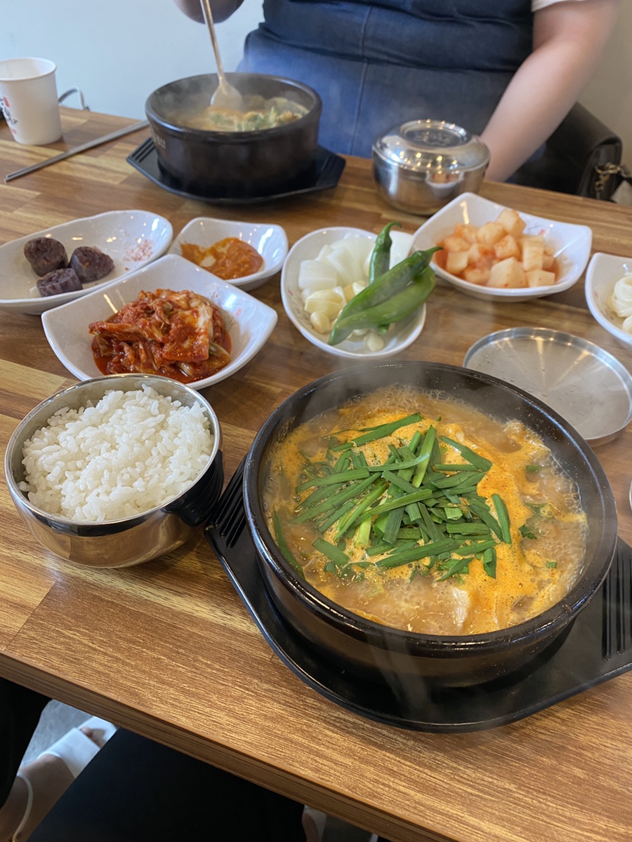 윤가네솥돼지 이미지